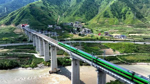 稳益配 坐着火车去感受清凉 成都至西昌、昆明等地加开列车